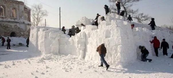 Где лепя. Снежная крепость. Крепость из снега. Снежные постройки крепость. Дети строят снежную крепость.