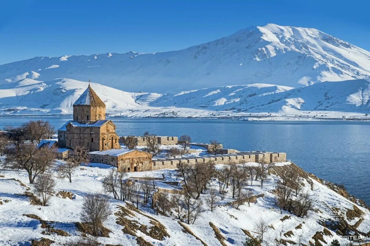 Температура озера севан. Озеро Севан Армения зимой. Севанаванк Армения зимой. Ереван озеро Севан. Севанаванк монастырь Армения.
