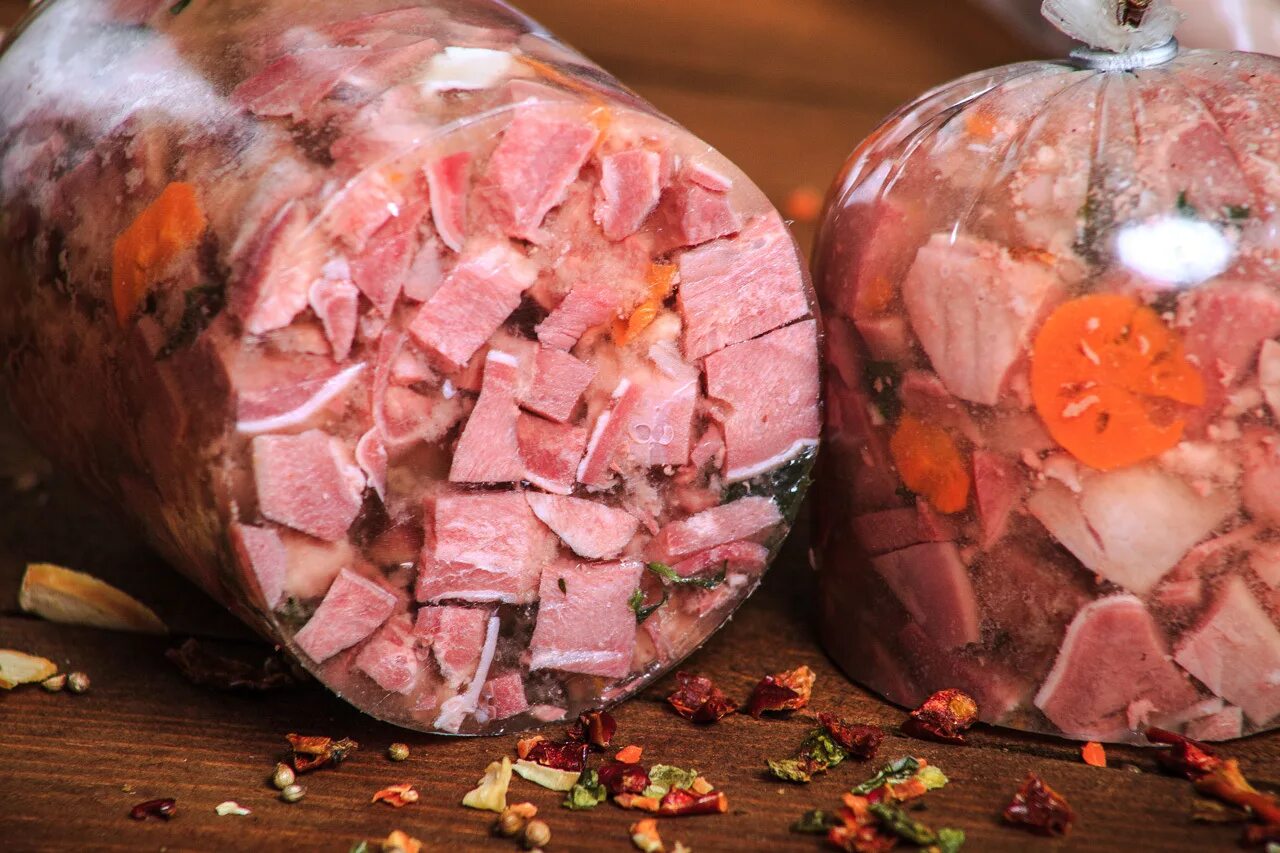 Рецепт прессованного мяса из свиной. Зельц сальтисон. Зельц колбаса. Зельц из свиной рульки. Холодец зельц студень.