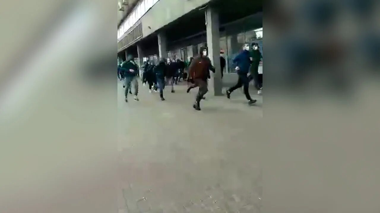Беспорядки в городе после драки фанатов 8. Метро щелковская драка фанатов. драка футбольных фанатов в москве 2002.