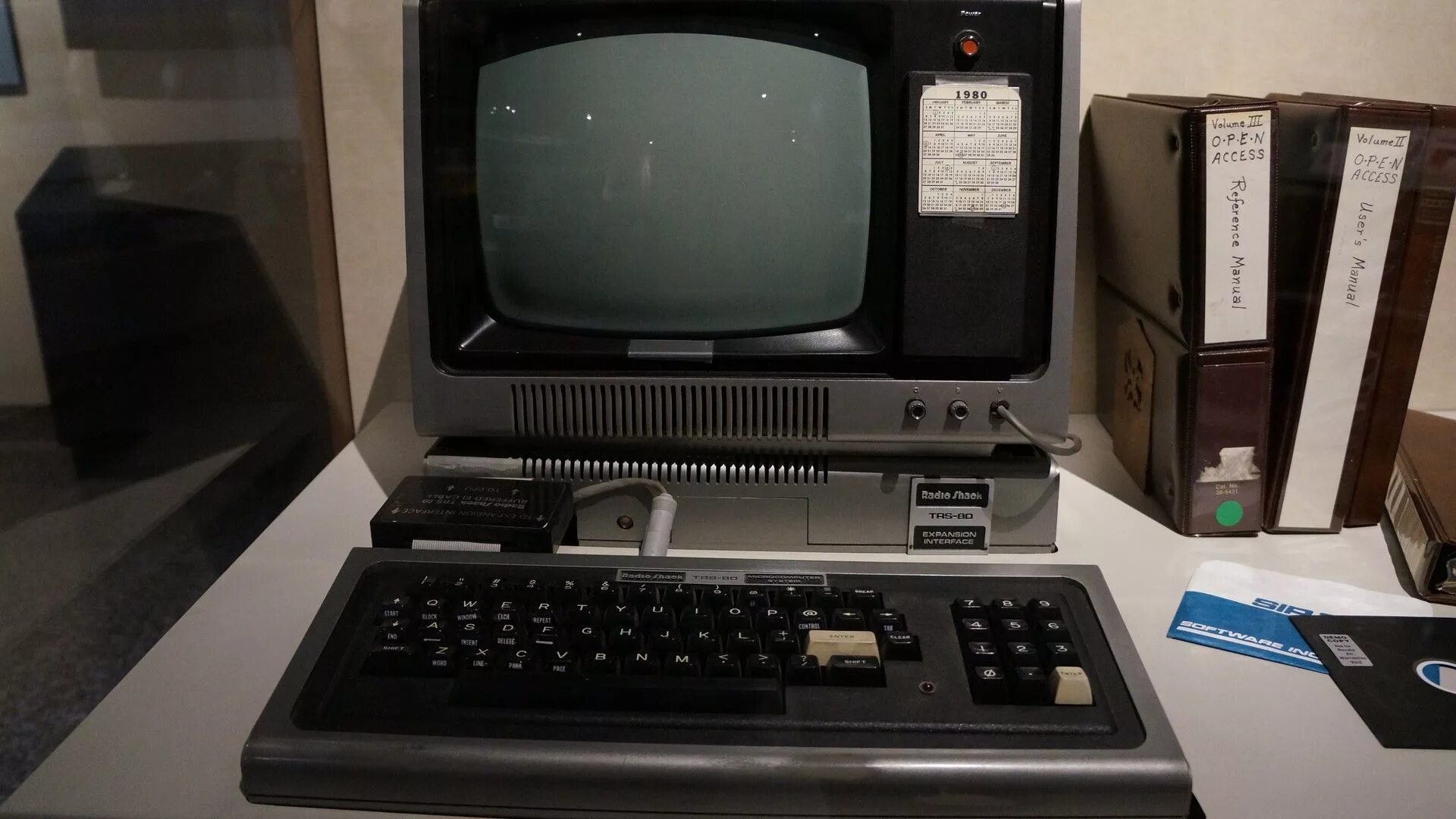 Old computer. Старый компьютер. Старинный компьютер. Стационарный компьютер старый. Персональный компьютер старый.