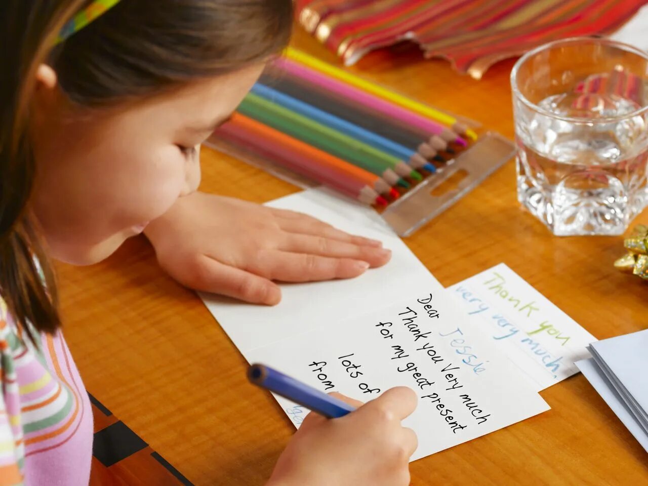 Картинки дети пишут буквы. Ребенок учится писать. Ребенок пишет. Письмо для детей. Ребенок пишет картинка.