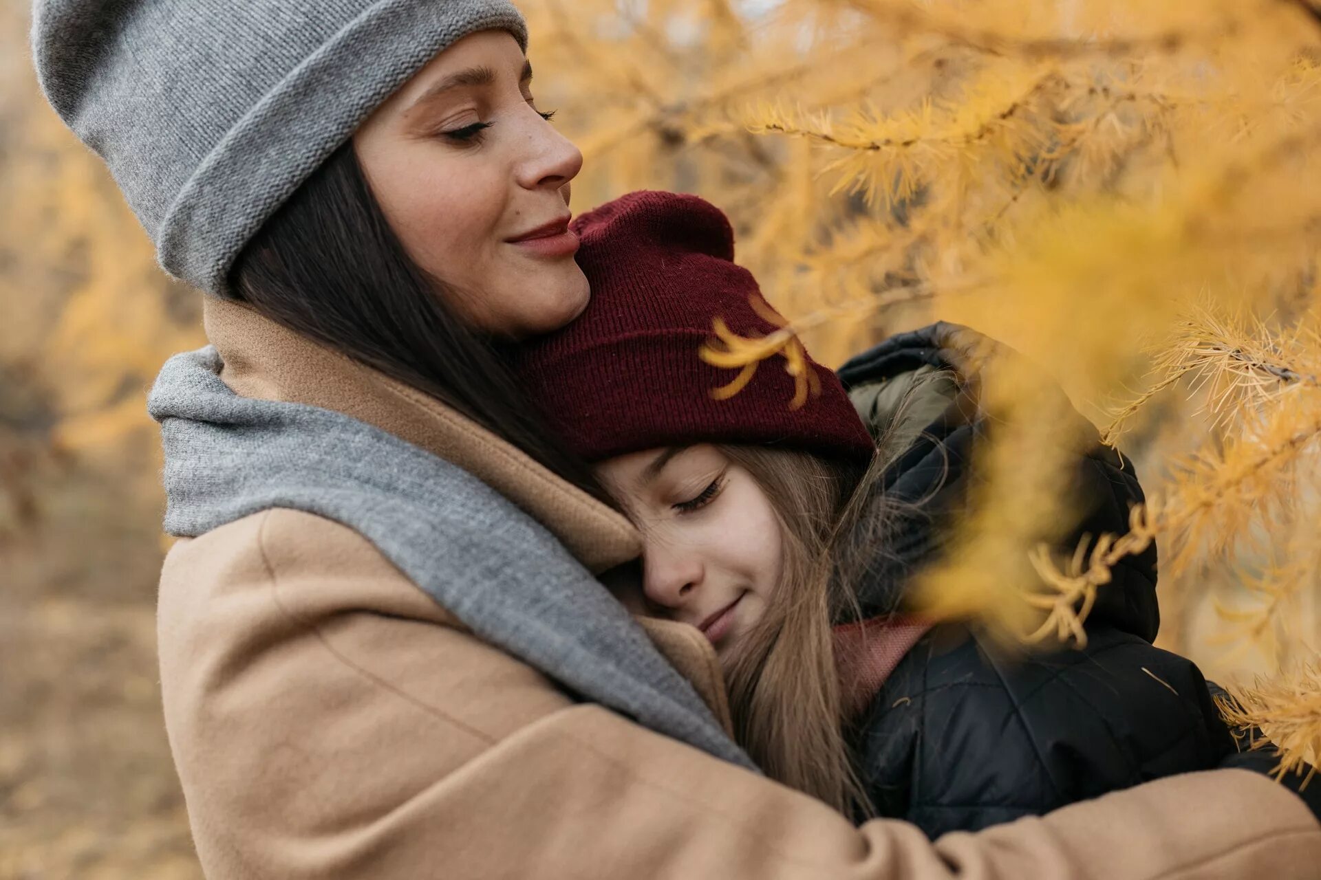 Parents teens. Девушки обнимаются. Подруги обнимаются. Обнять подростка. Мама и подросток.