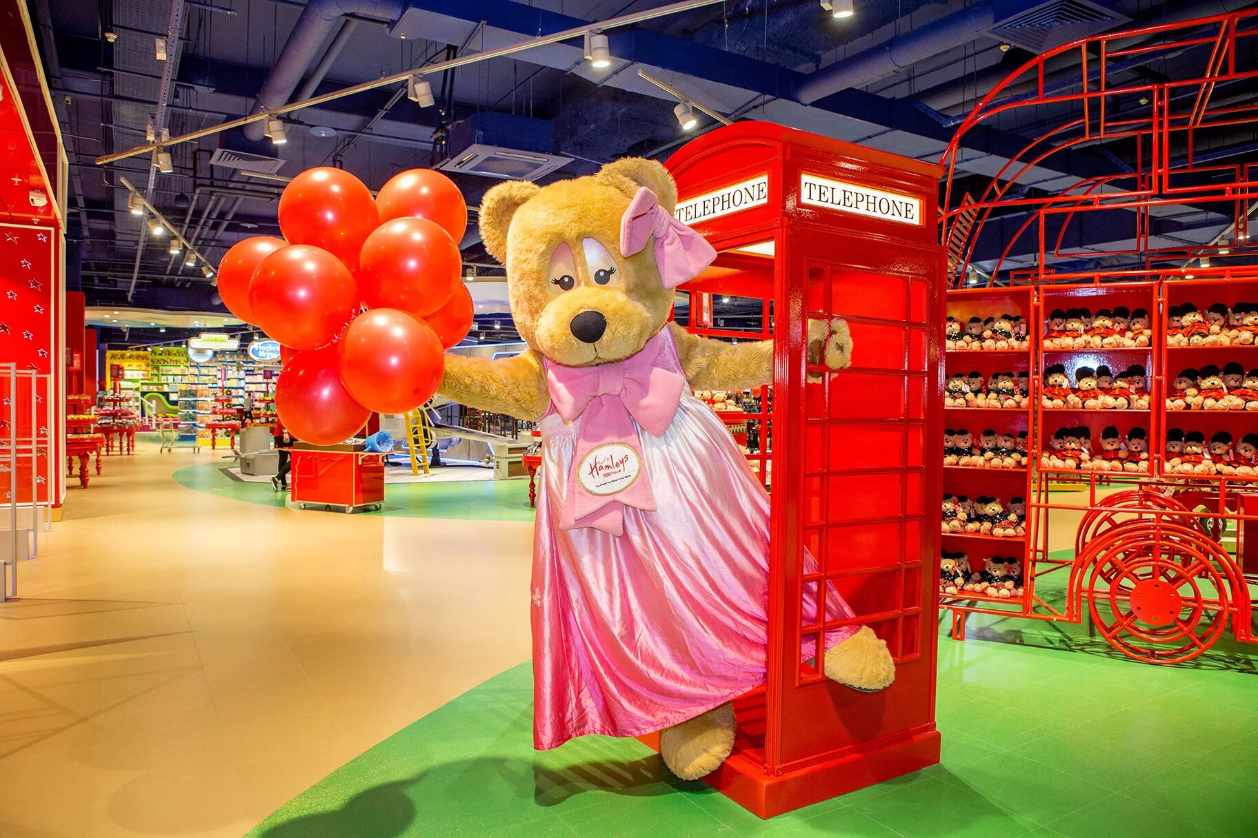 Hamleys london. Hamleys магазин игрушек в Лондоне. ЦДМ Хэмлис. Магазин игрушек Хэмлис в Москве. Хемлис магазин игрушек в Лондоне.