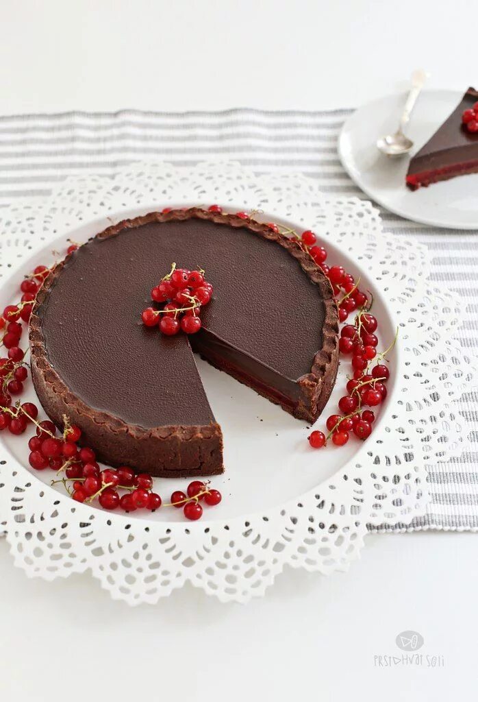 Шоколадный тарт. Тарт с красной смородиной. Шоколадно смородиновый торт. Тартар шоколадный. Шоколадный тарт маленький.
