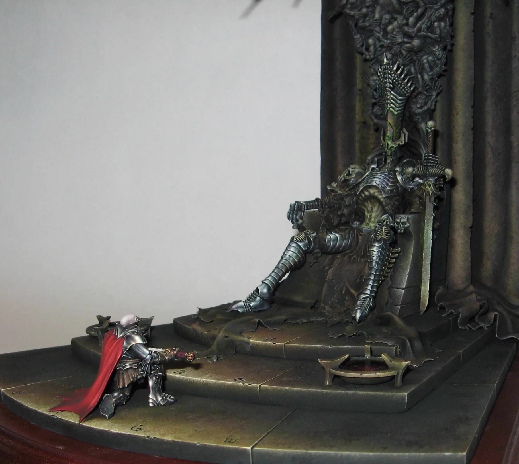 Император вархаммер 40к на троне. Троны вархаммер. Трон императора вархаммер 40000. Золотой трон вархаммер 40000. Золотой трон вархаммер 40000.