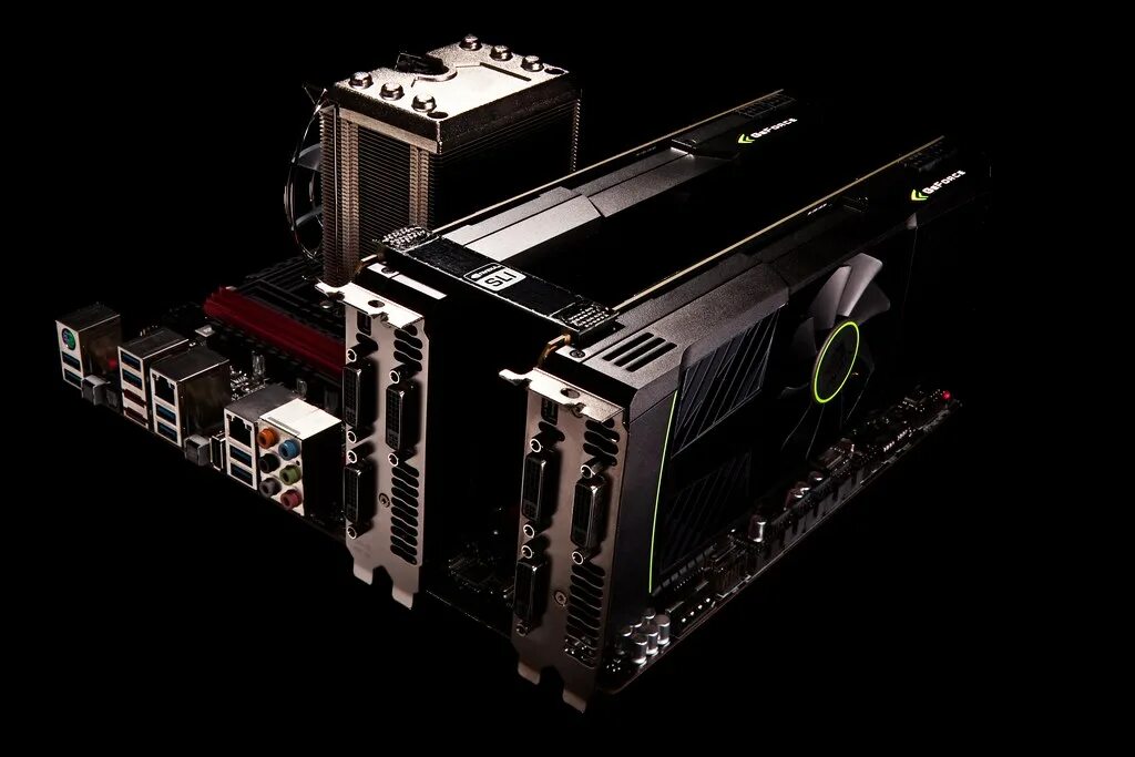2 видеокарты в компьютере. 5 видеокарт в sli. sli 4 slot расположение видеокарт. m5000 sli. материнская плата на 2 видеокарты.