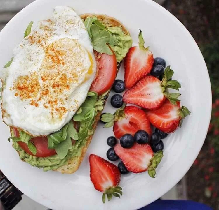 Завтрак пп вкусные рецепты. Вкусная и полезная еда. ПП завтрак. Полезные Завтраки для спортсменов. Красивый полезный завтрак.