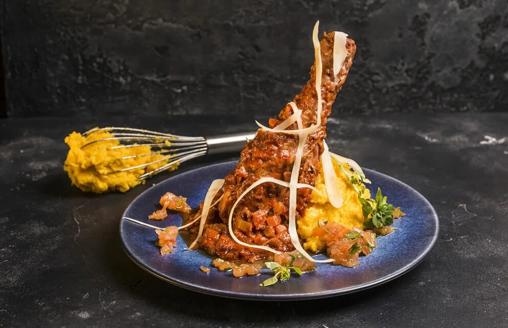 блюдо от шеф повара. салат с ростбифом ресторанная подача. турция индейка. шеф повар индейка. блюда из филе индейки.