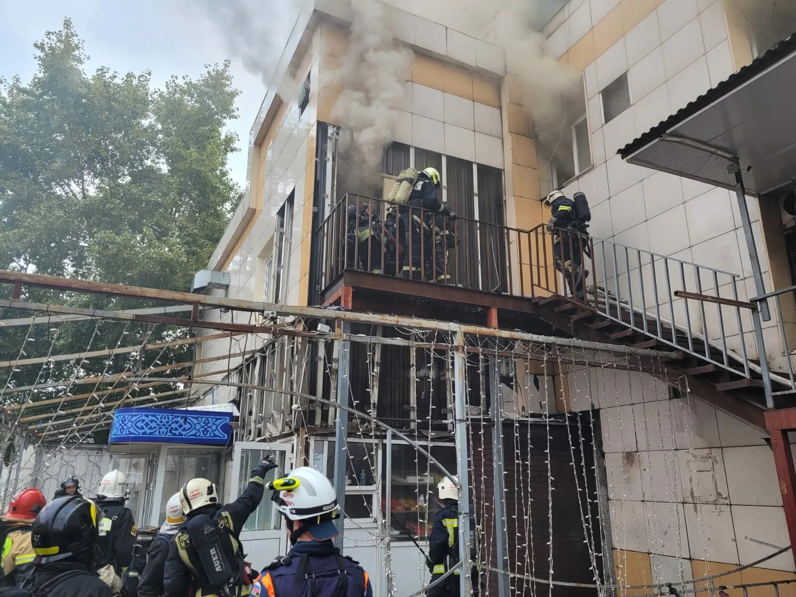 Пожар в Ясенево. Пожар в Ясенево сейчас. Ясеневая 12 пожар. Пожар в Ясенево на Новоясеневском проспекте. День ясенево