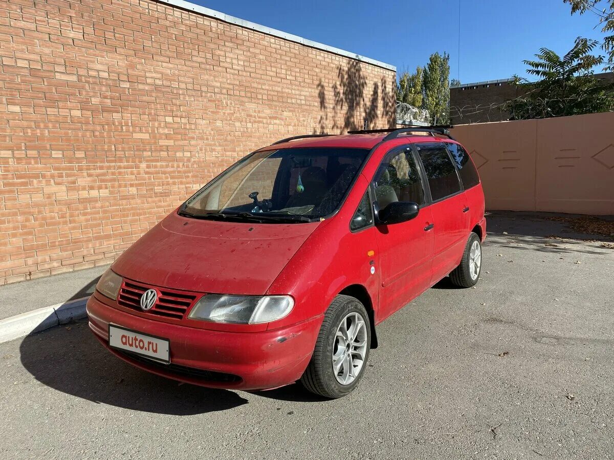 Шаран пробегом. Красны volkswagen шаран.