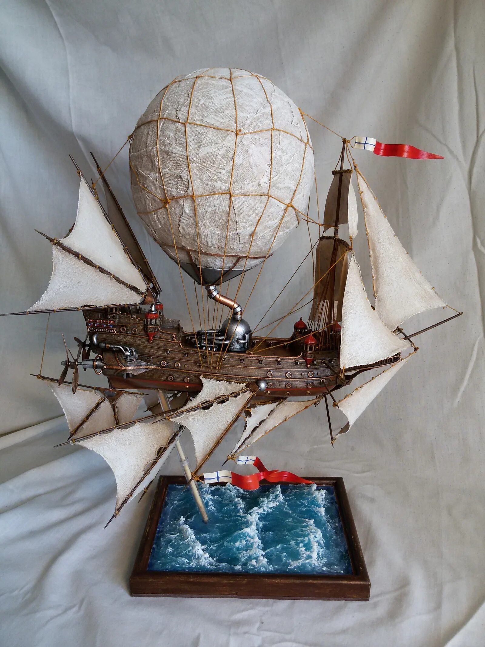 Парусник поделка. Модель дирижабля. Летящий корабль. Планета сокровищ корабль флинта. Воздушный корабль днд.