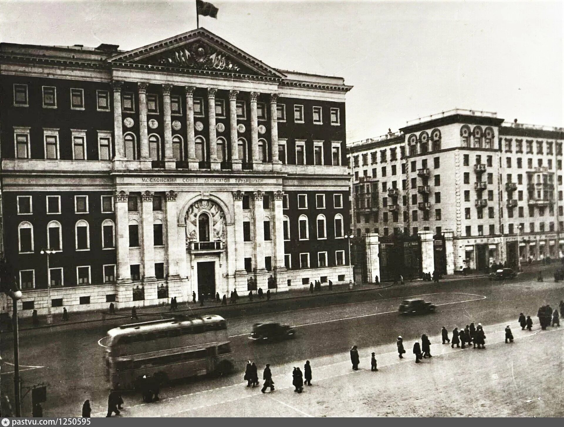 Здание Моссовета 1930. Московский совет депутатов трудящихся. Жилой дом Моссовета (1930, Архитектор с. Козлов). Russiainphoto здание Моссовета. Первый московский совет