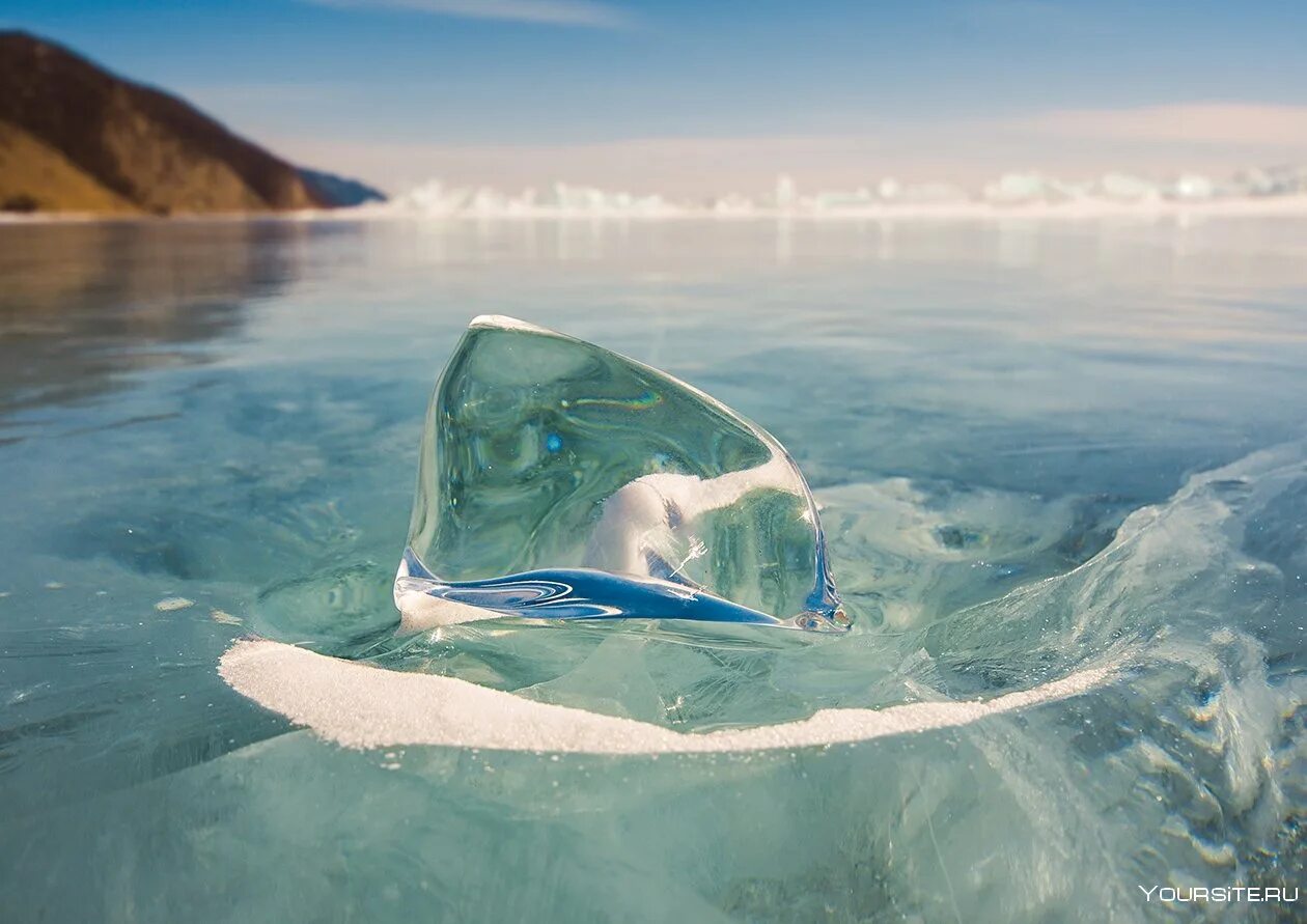 Прозрачный лед озера. Озеро Байкал вода. Озеро Байкал чистая прозрачная вода. Кристально чистая вода Байкала. Озеро Байкал Кристальный лёд.