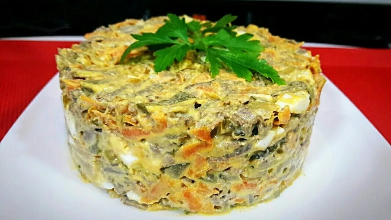 Рецепты вкусных салатов с говяжьей печенью. Слоеный салат &quot;обжорка&quot;. салат обжорка с курицей слоеный. салат печень под шубой. салат обжорка с печенью.