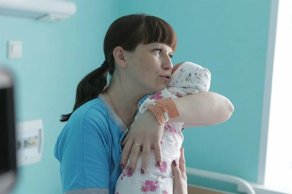 Мама обнимает плачущую дочь. Роддом материнство. Мамы 2024. Женщина и трое детей. Высокочувствительный ребенок.