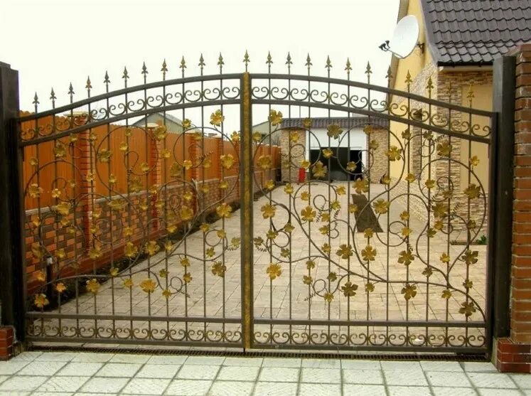 распашные ворота с калиткой с элементами ковки. ворота с элементами ковки. распашные ворота элементами ковки. ворота и калитки из поликарбоната с элементами ковки. варота с ковоными элемент.