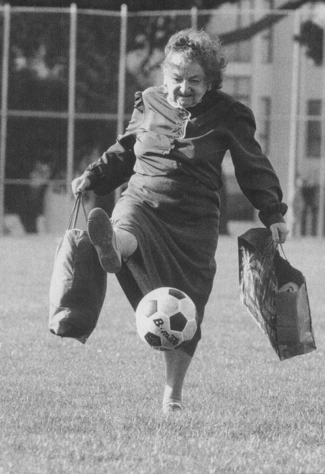 Старая бабушка. Вот такая старая. Фотография глупой женщины. Старая дева. Вот такая старая.