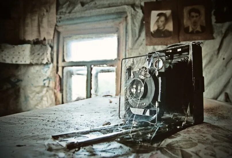 Молодой старую на камеру. Заброшенные вещи. Поломанный старый фотоаппарат. Старые деревянные фотоаппараты. Старинный фотоаппарат дом.