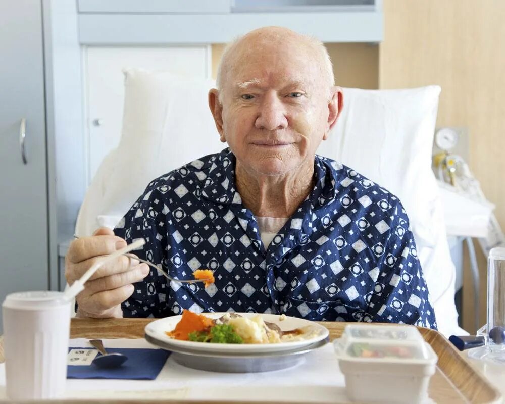 Дедушка кушает. Завтрак пожилого мужчины. Дед ест. Старик кушает.