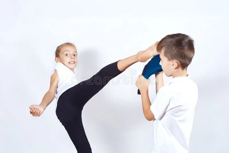 Машина мальчика машина девочки. Папа может водить машину. Обучение вождению для детей. Девочька бьёт мальчика. Машины пела.