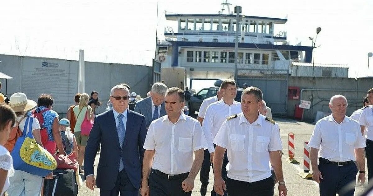 Работа керчь новое. Капитан порта Тамань. Капитан морского порта Кавказ Наумов Сергей Валерьевич. Порт Кавказ. Капитан морского порта Кавказ.