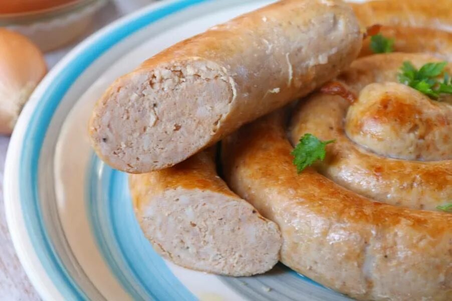 Как готовить куриные колбаски. Колбаски куриные. домашние куриные колбаски. домашняя куриная колбаса. купаты.