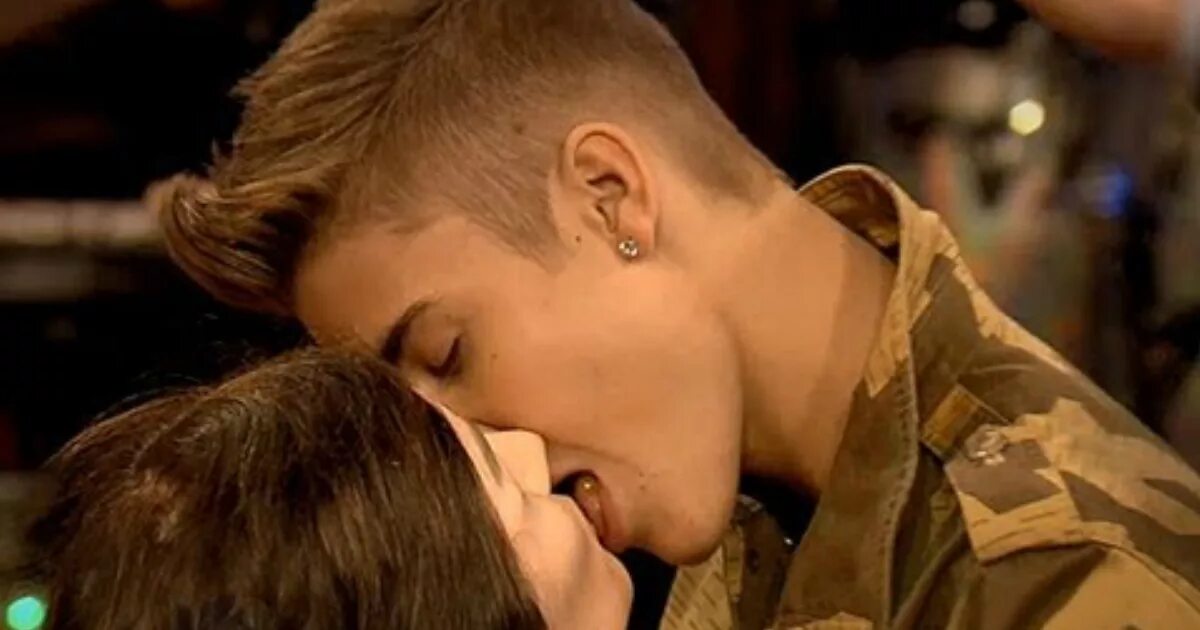 Шип целуется. Шип целуется. Поцелуй егора. Брат близнец егора шипа. Шип целуется.