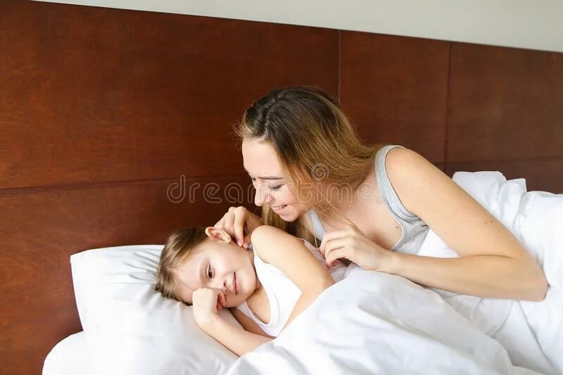 Реально спим с мамой. Мама со взрослой дочкой спят. Мама с дочкой уснули. Фото спящей матери с дочерью.