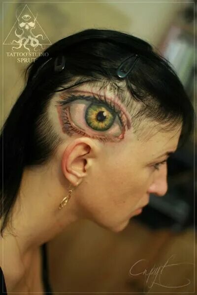 Татуировка глаз на затылке. Татуировки на веках глаз.