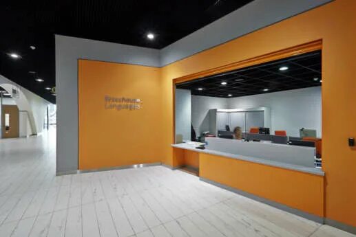 Кафе в оранжевых тонах. Оранжево черный магазин. Оранжево черный магазин. Офисный интерьер в оранжевом цвете. Оранжево черный магазин.