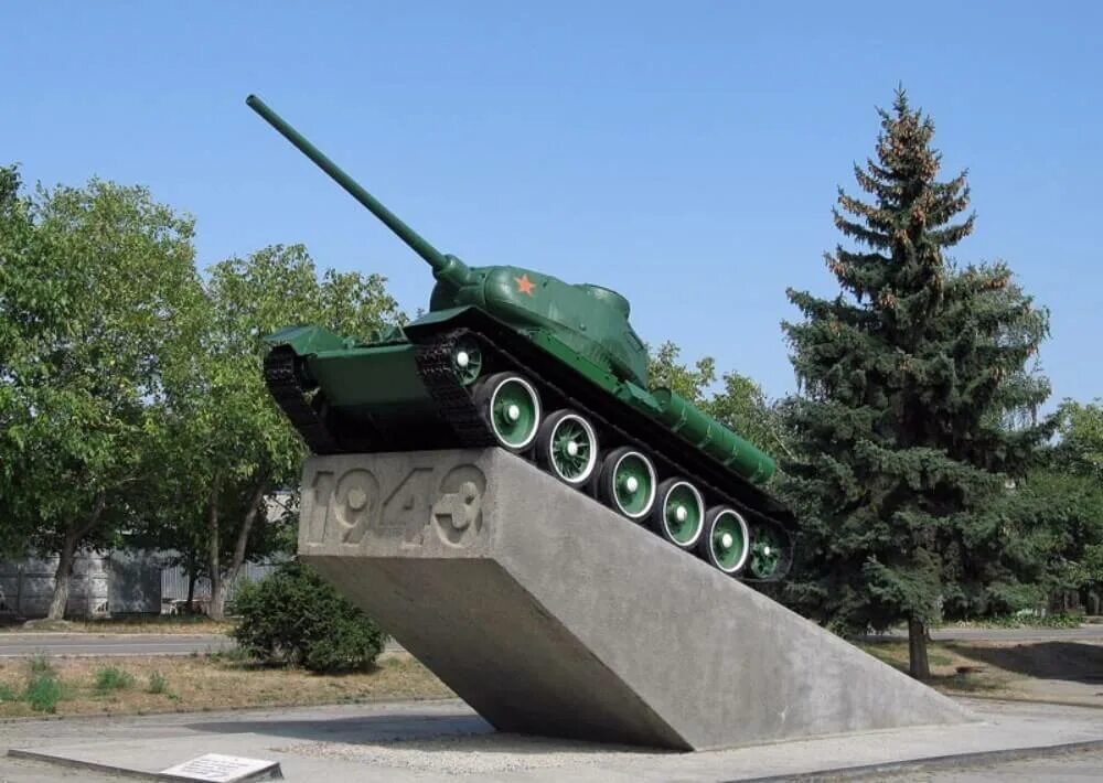 Памятник генералу ермолову. Памятники в минеральных водах. Памятник танкистам в минеральных водах. Памятники в минеральных водах. Памятник жертвам теракта в минеральных водах.