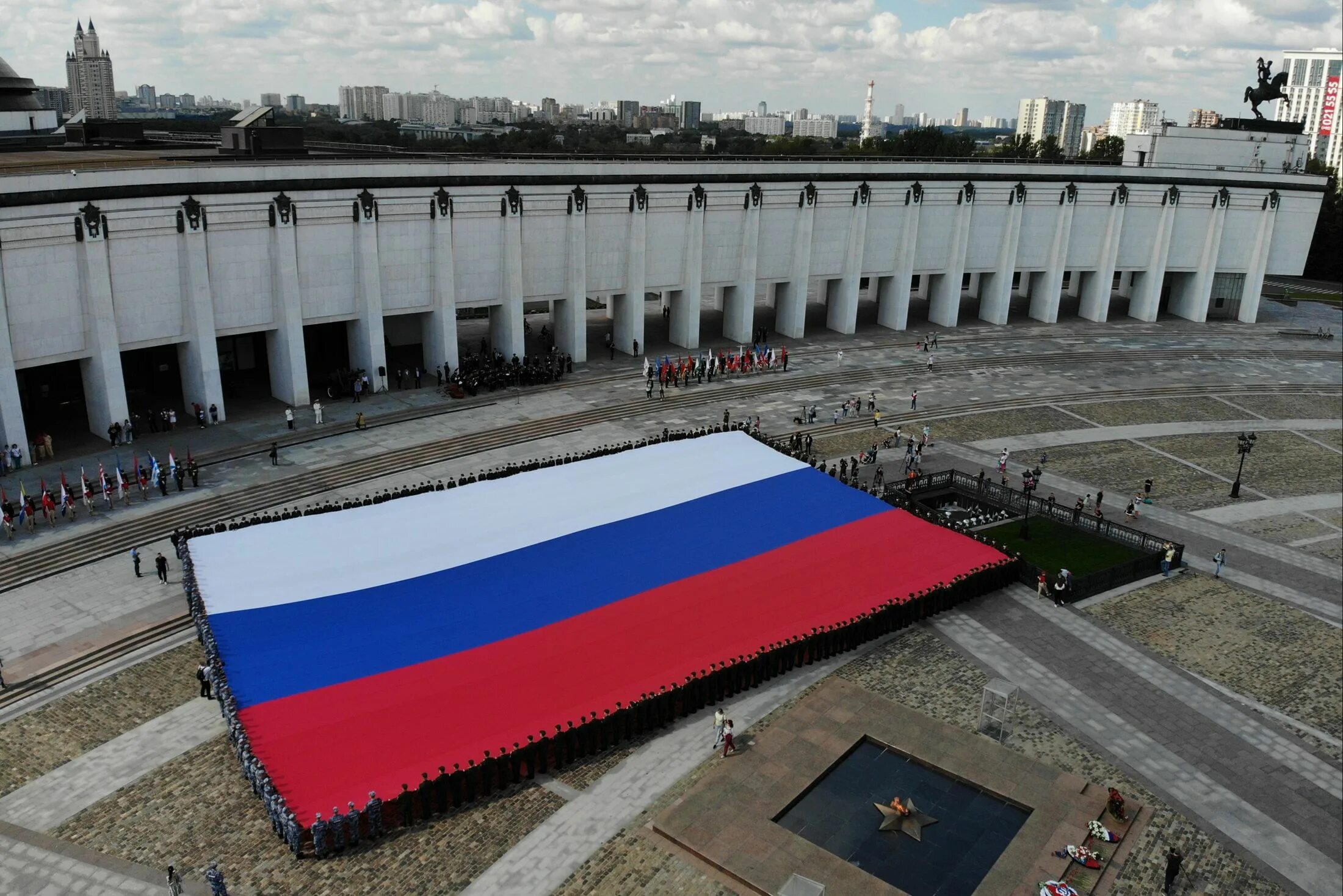 Фото государственного флага. Большой флаг России. Самый юольшой флаг Росси. Огромный флаг России. Огромный флагшток России.