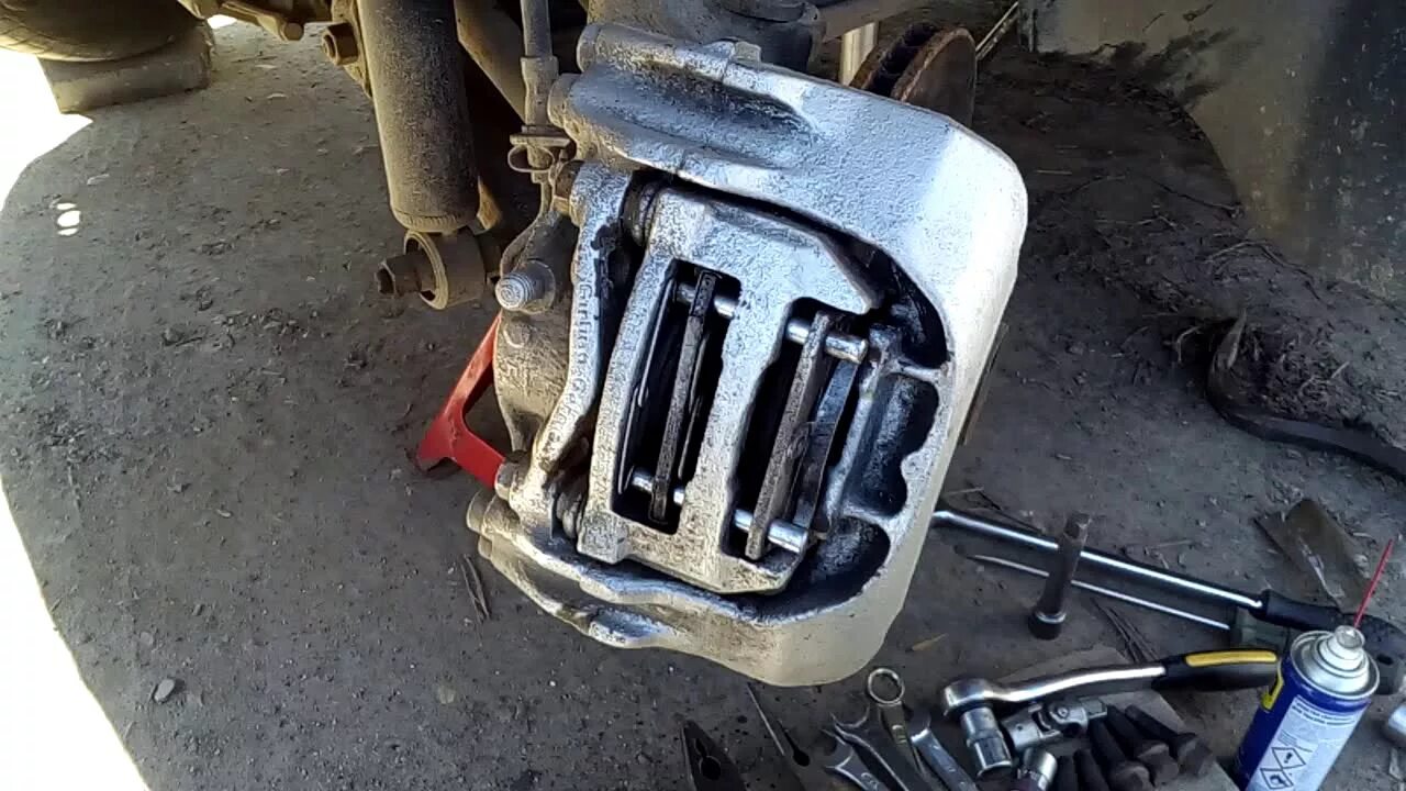 T4 суппорта. Пежо боксер 2013 гремят передние суппорта. Суппорт тормозной передний фольксваген т4. Суппорт тормозной передний фольксваген т4. Поршень переднего суппорта т4.