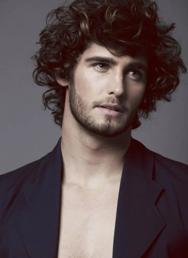 Причёски для кудрявых волос мужские. Мужские стрижки с завивкой. Причёски для волнистых волос мужские. Alex libby. Длинные кудри у парней.