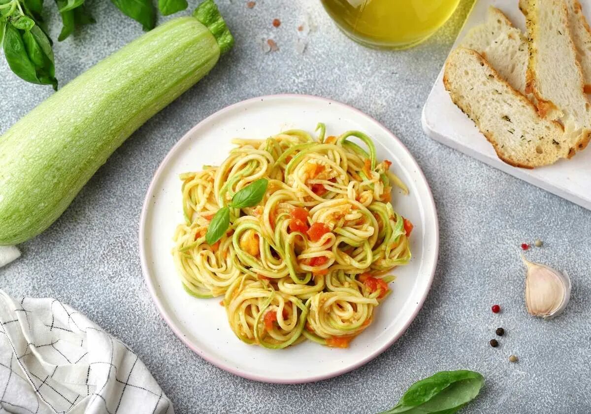 Кабачковая паста. Спагетти из цукини. Спагетти из овощей. Спагетти из кабачков. Спагетти из кабачка.