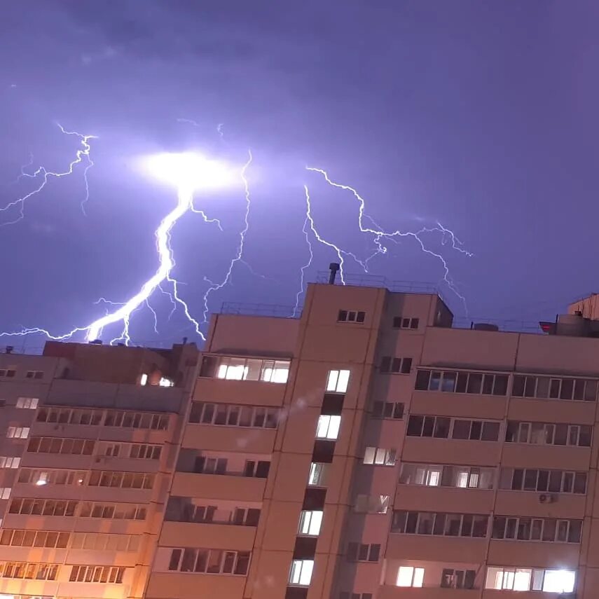 Будет ли ночью гроза. Гроза в Ульяновске. Ночная гроза в Москве. Гроза в Дзержинске. Гроза 2020.