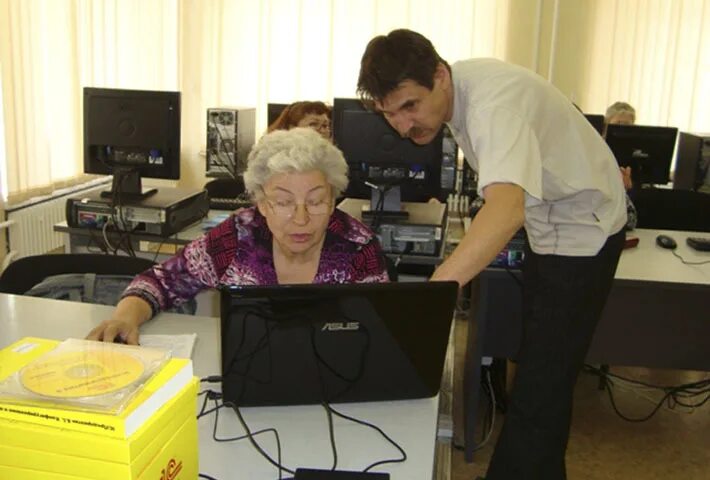проезд пенсионерам. льготы на проезд в общественном транспорте. бесплатный проезд работающим пенсионерам. социальная карта для электричек. пенсионные льготы.