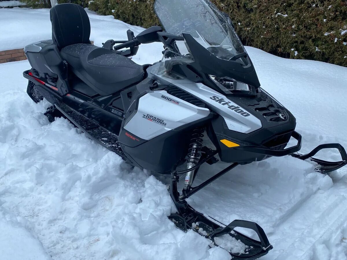 Brp grand touring. Ski Doo 900 Ace Grand Touring. BRP Grand Touring 900 Ace. BRP Grand Touring 700. Ski Doo Grand Touring 900 Ace двигатель.