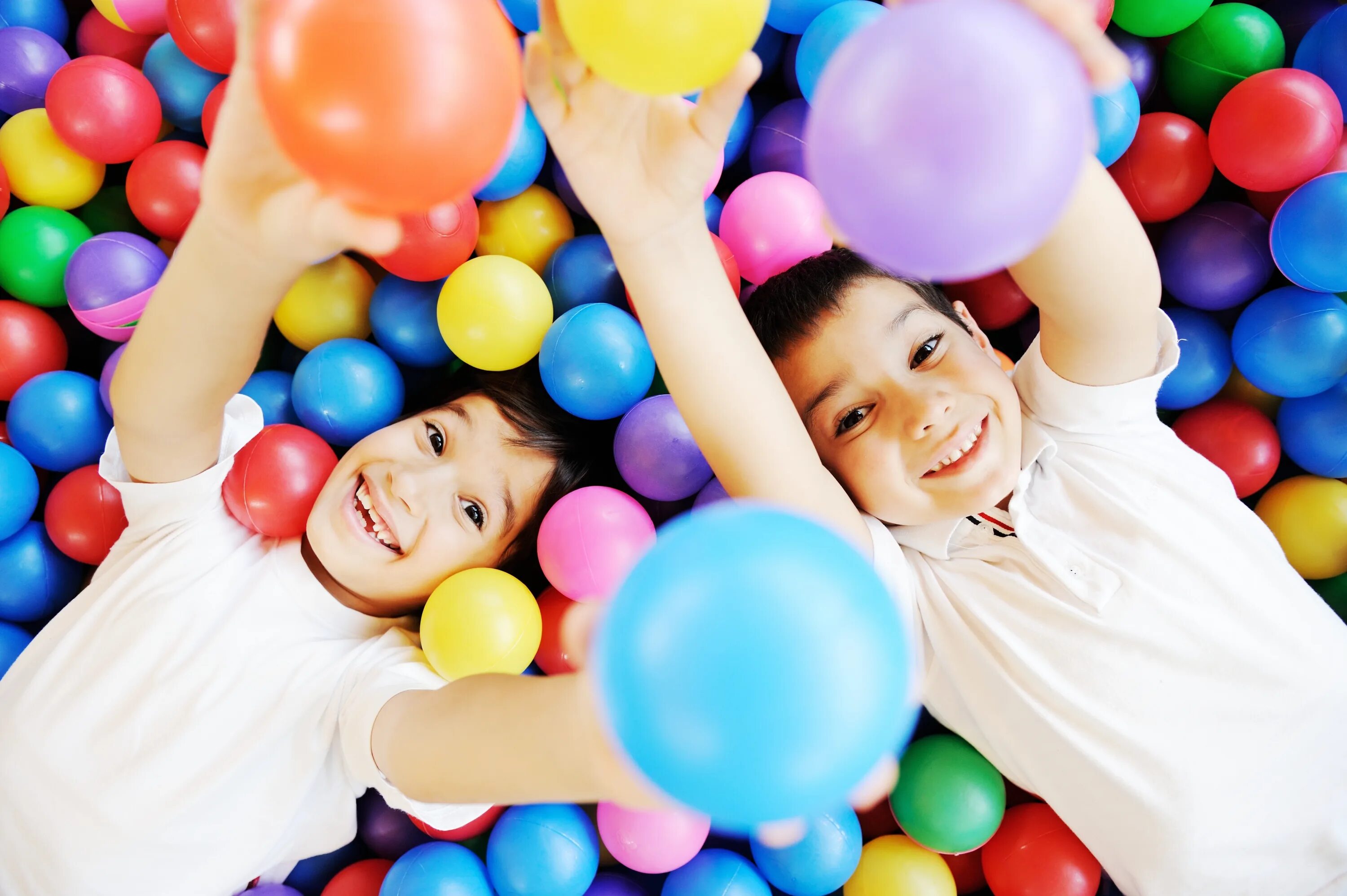 Маленькие развлечения. Дети с воздушными шариками. Счастливые дети с шариками. Дети радостные с шарами. Фотосессия с шарами.