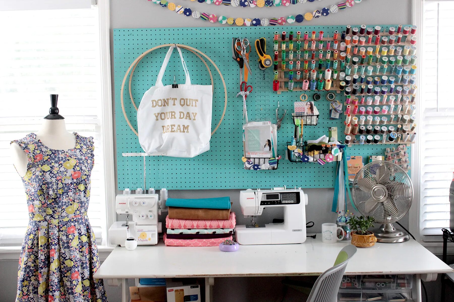 Шейный уголок в интерьере. Идеи швеи. Идеи швеи. Идеи швеи. Украшения для швейной мастерской.