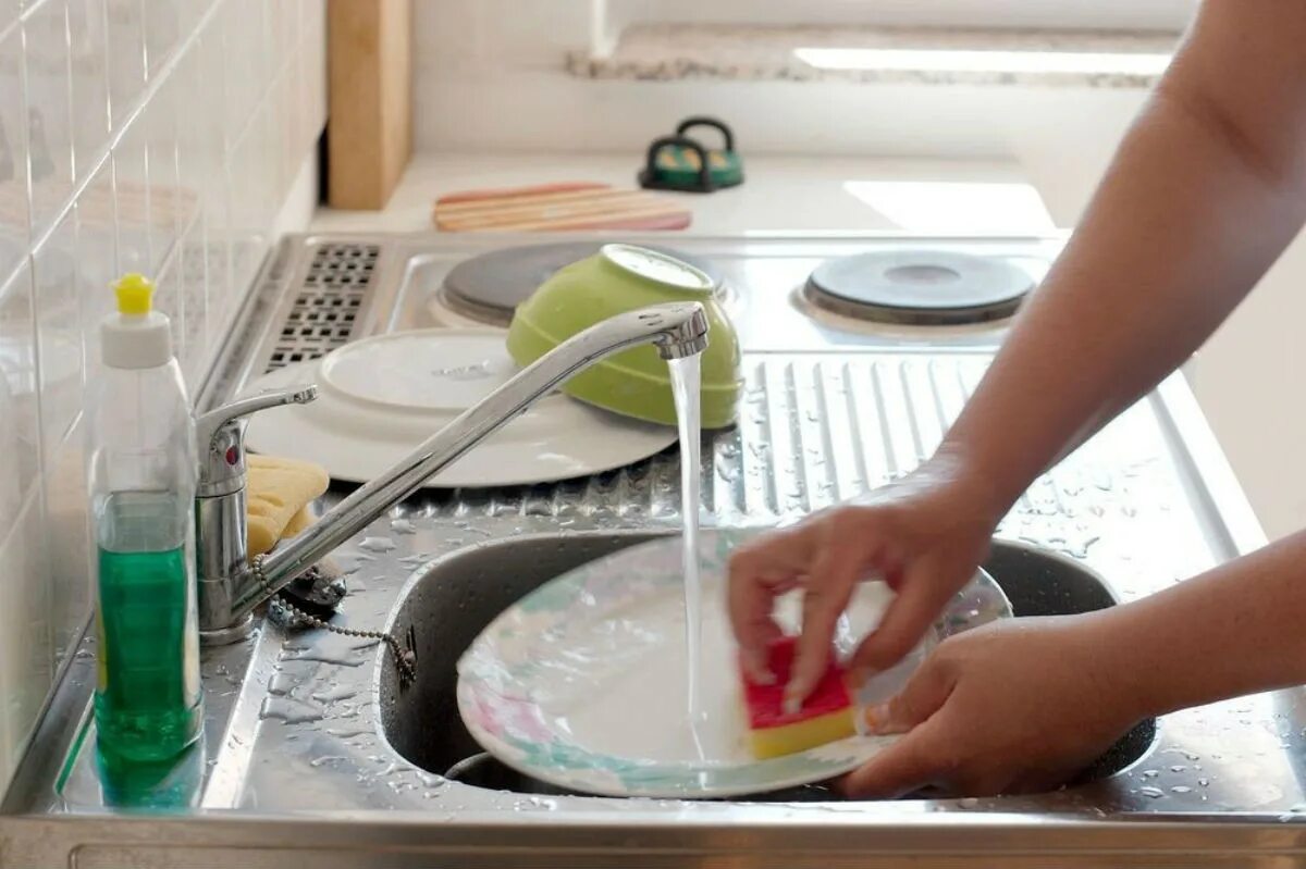 Мытье посуды. Вода в быту. Водя для приготовления пищи. Мытье посуды под краном. Для мытья посуды используется