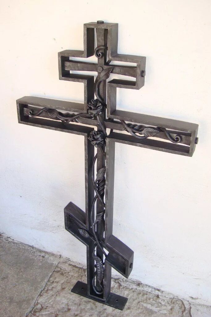 Дело кресты. Крест могильный металлический православный. Дело кресты. Кованые кресты. Украшение на кладбище из железа.