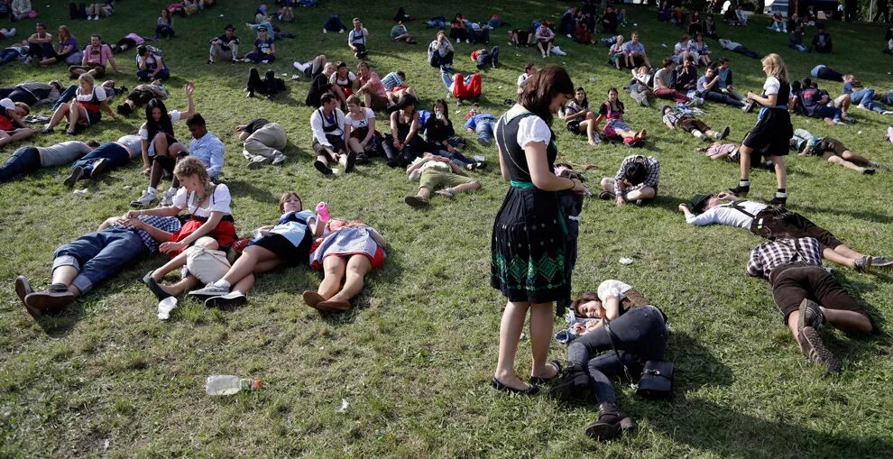 описалась на выпускном. невеста бежит в свадебном платье. толпа женщин писает. невеста бежит. уличные писсуары в голландии.