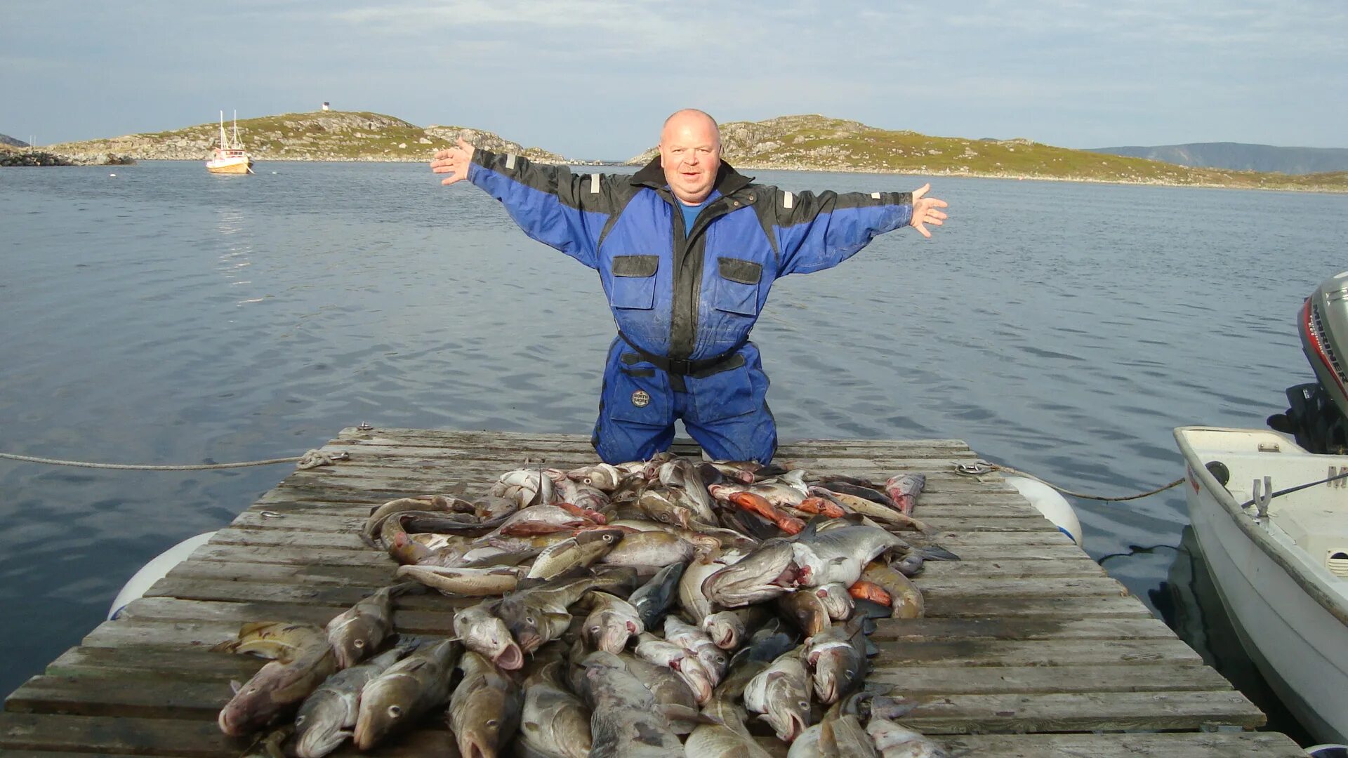 Рыбак с рыбой. Чел и много рыбы. Куча рыбы. Рыбак и много рыбы. Улов зимой.
