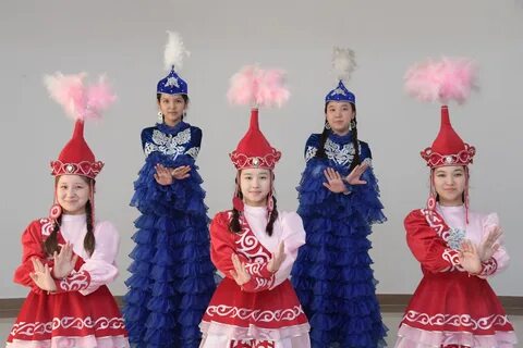 Бөтелке ұстаған жалаңаш прокурор