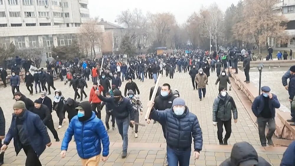 Шихан куштау протесты. Бунт в казахстане. Казахстан беспорядки. Массовые беспорядки на украине. Российские войска на митинге в казахстане.