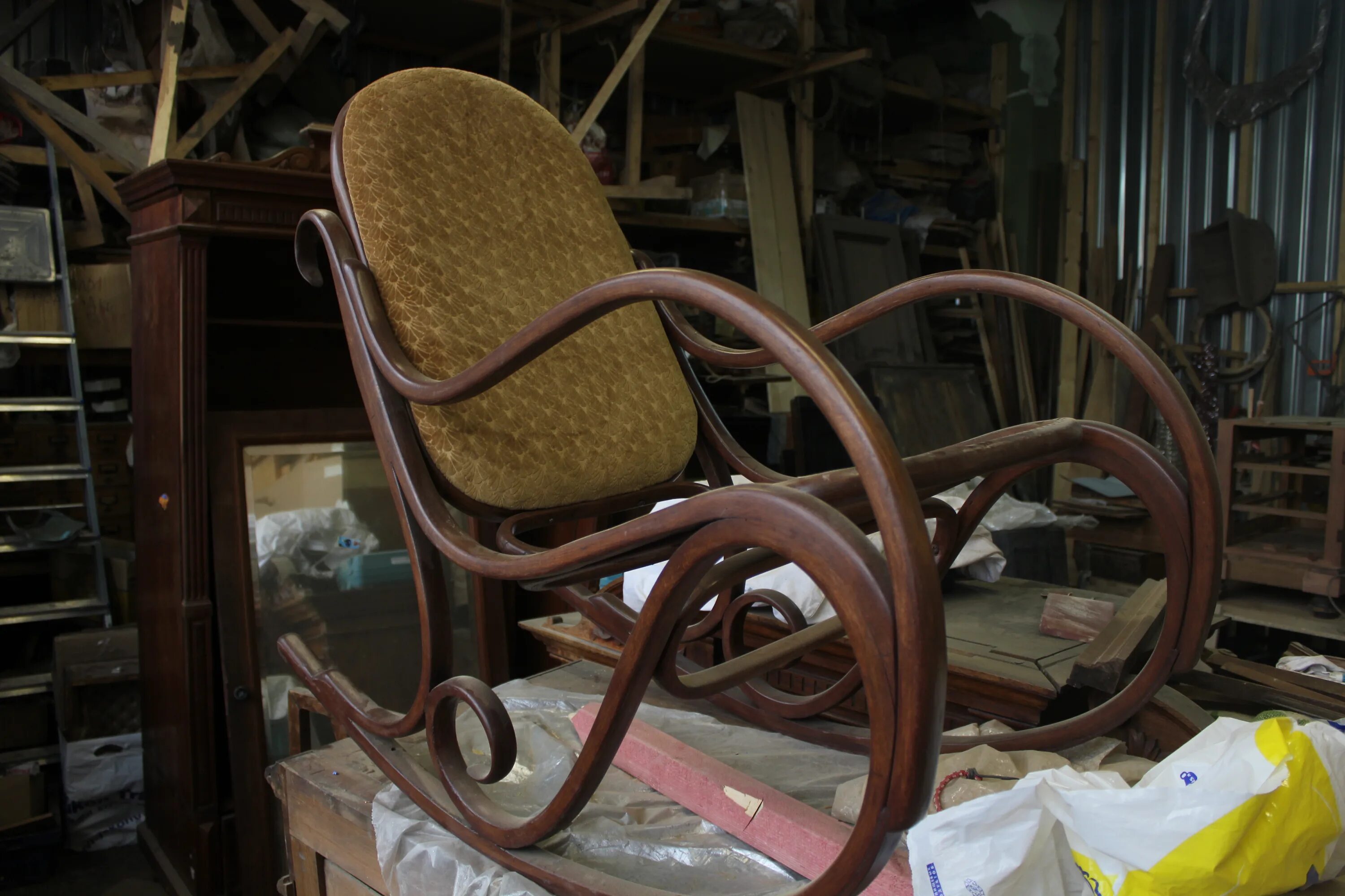 Старое советское кресло. Кресло-качалка уфа аркада. Кресло качалка дерево. Кресло качалка из старого кресла. Деревянные кресла качалки с подлокотниками.