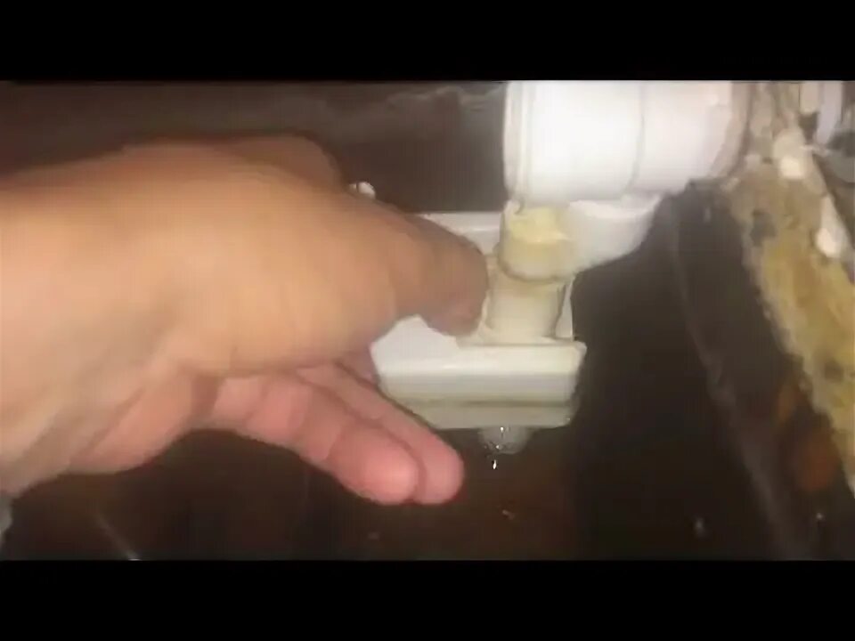 Не набирается вода в инсталляцию унитаза. Поплавок для унитаза санита. бак туалета не набирает воду. не набирается вода в унитаз. течёт вода из бачка в унитаз что делать.