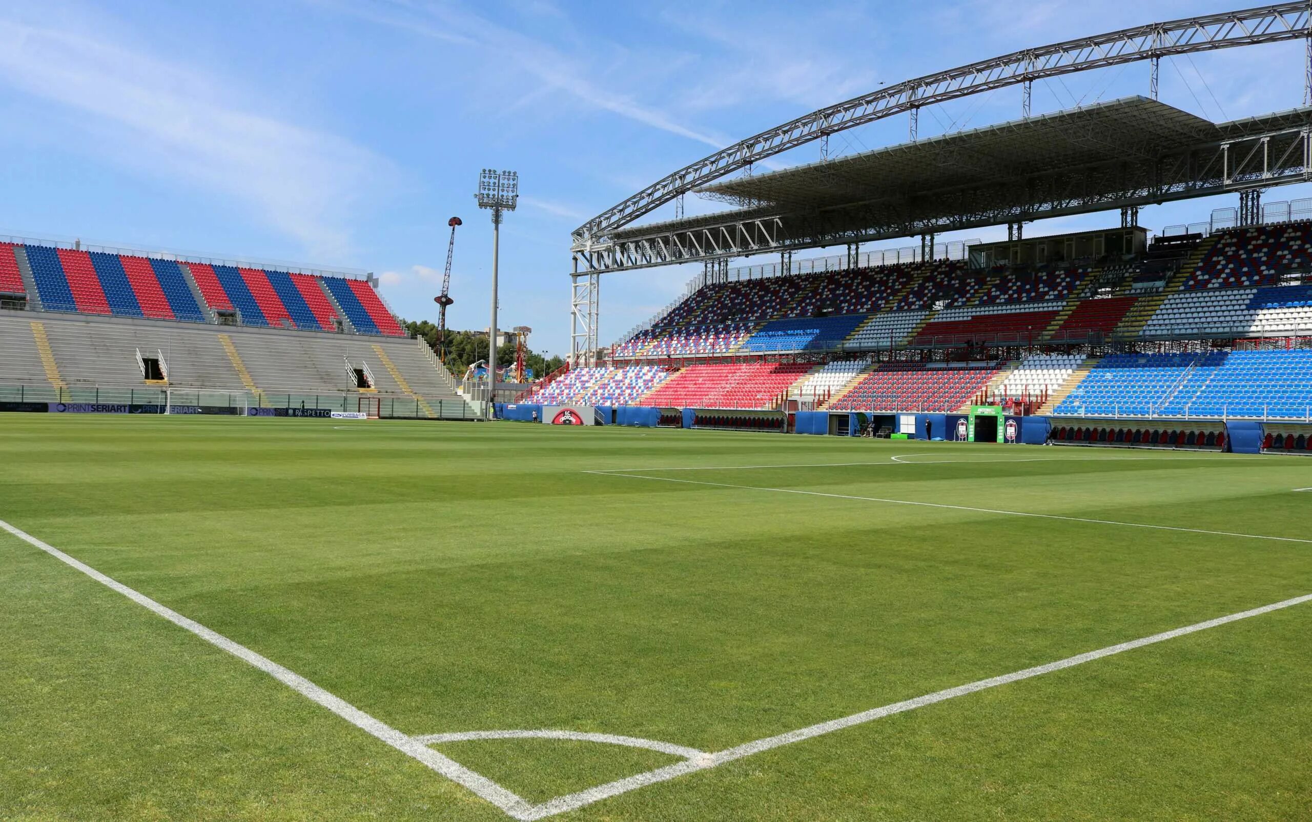 Включи стадиону. Стадион Кротоне. Эцио Шида стадион. Кротоне Stadio Ezio Scida. Стадион текстура.